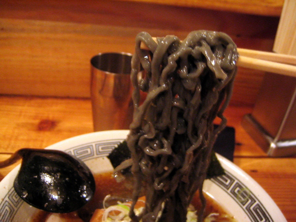 黒い麺
