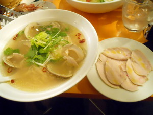 鶏と蛤の春ラーメン　鶏のやわらかいおっぱい添え