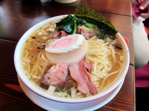 黄金の金華ハムの塩らあめん